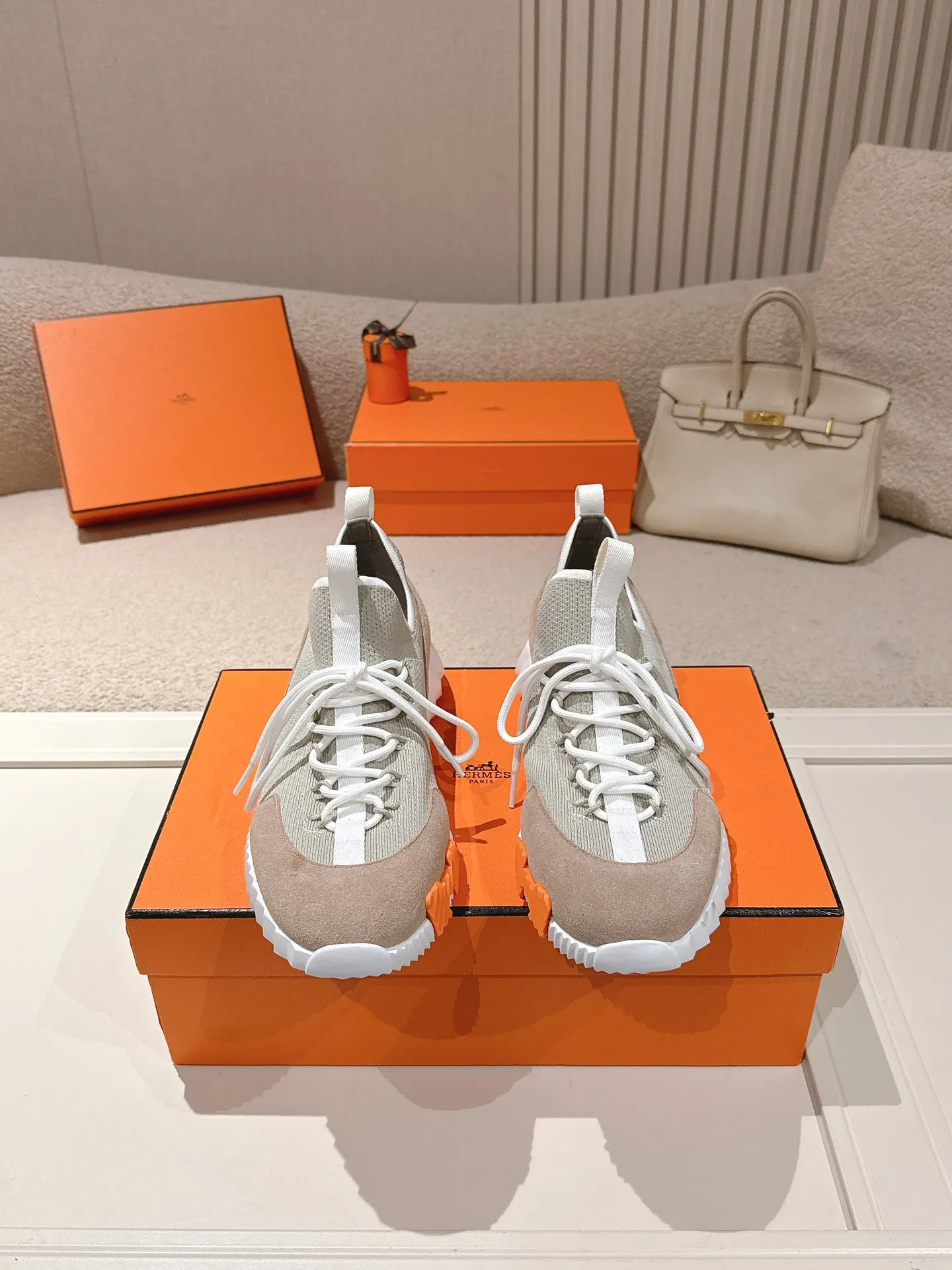 Men's men's shoes 600💰 Hermes top version # Hermès H family classic couple's casual sports shoes Couple's casual sports dad shoes combine high-tech canvas and suede goatskin, and are decorated with an exaggerated "H" letter on the rubber sole. The italic design and bright colors show vitality and continue the brand's design inspiration. Stroll around the city lightly and feel free and comfortable. Exquisitely packaged at the delivery counter 🛍📦 Fabric: Original special material and cow suede/cowhide Lining: Customized breathable mesh Outsole: Open-molded TPU+rubber foam material Bottom thickness: 3CM Size: 35-45